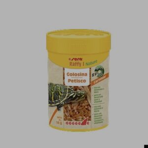 SERA RAFFY I NATURE 100mlSERA Raffy I Nature  Alimentación variada, adecuada a las necesidades de los animales, con gammarus y gambas  SERA Raffy I Nature es la golosina sin colorantes ni conservantes elaborada a partir de gammarus (43,5%), gambas (43,5%), pequeños peces y krill naturales secados conservando todas sus propiedades para tortugas acuáticas y otros pequeños reptiles y anfibios (ocasionalmente) carnívoros.  La mezcla, adecuada a su dieta natural, es rica en proteínas de óptima asimilación, ácidos grasos Omega, valiosos carotenoides, minerales y oligoelementos, así como fibra para regular la digestión.  Dada de comer adicionalmente con regularidad, esta sabrosa golosina refuerza las defensas, el desarrollo y la vitalidad.  Nota sobre el cambio de fórmula a finales de 2021: Gammarus pulex siempre ha sido el alimento natural preferido para tortugas acuáticas carnívoras. Tradicionalmente, esto se debe al perfil nutricional de alta calidad, así como a la alta disponibilidad de gammarus. Lamentablemente, las consecuencias del cambio climático también se están haciendo sentir en este contexto. El calentamiento de los lagos siberianos en 2021 tiene un impacto negativo en el volumen de recogida de gammarus. Dado que SERA está interesada en la captura sostenible y que sólo así se puede contribuir a la preservación permanente de la especie, SERA decidió incluir gambas, además de gammarus, en la fórmula del producto SERA Raffy I. Las gambas sustituyen el 50% de la proporción de gammarus y ofrecen un equilibrio nutricional aún mejor debido a su mayor contenido en proteínas. Al mismo tiempo, el gammarus aún presente en el producto garantiza una alimentación adecuada de los animales con calcio, magnesio, oligoelementos y betacaroteno.  Alimentos naturales para reptiles  Este producto pertenece a la gama de productos "SERA Nature" y no contiene ningún tipo de colorantes ni conservantes. Los colores de los diferentes alimentos son resultado de sus componentes naturales. Una alimentación variada con ingredientes similares a los existentes en la naturaleza es la mejor protección contra síntomas carenciales, a la vez que refuerza la salud y la vitalidad de los reptiles. Por este motivo, los alimentos Nature contienen ingredientes naturales, como por ejemplo espirulina, gammarus o hierbas y flores secadas conservando todas sus propiedades. Los iconos de la parte delantera del envase hacen referencia a estos componentes y a su porcentaje en el alimento.  Pienso compuesto para todas las tortugas acuáticas  Instrucciones de uso Administrar, como complemento, varias veces a la semana en raciones pequeñas que los animales puedan consumir en poco tiempo.  Composición  gambas (44%), gammarus (43%), peces, krill.  Componentes analíticos  Proteínas en bruto 57,5%, Grasas en bruto 7,0%, Fibras en bruto 6,0%, Humedad 8,4%, Cenizas en bruto 17,0%, Ca 5,0%, P 1,2%.