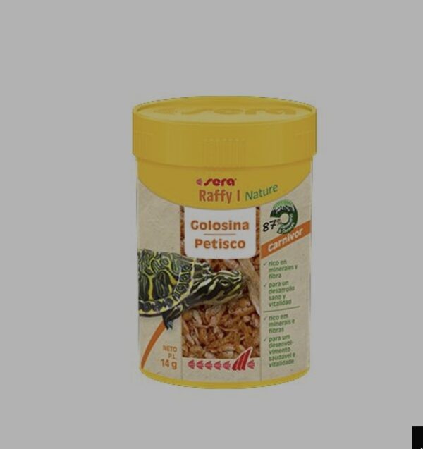 SERA RAFFY I NATURE 100mlSERA Raffy I Nature  Alimentación variada, adecuada a las necesidades de los animales, con gammarus y gambas  SERA Raffy I Nature es la golosina sin colorantes ni conservantes elaborada a partir de gammarus (43,5%), gambas (43,5%), pequeños peces y krill naturales secados conservando todas sus propiedades para tortugas acuáticas y otros pequeños reptiles y anfibios (ocasionalmente) carnívoros.  La mezcla, adecuada a su dieta natural, es rica en proteínas de óptima asimilación, ácidos grasos Omega, valiosos carotenoides, minerales y oligoelementos, así como fibra para regular la digestión.  Dada de comer adicionalmente con regularidad, esta sabrosa golosina refuerza las defensas, el desarrollo y la vitalidad.  Nota sobre el cambio de fórmula a finales de 2021: Gammarus pulex siempre ha sido el alimento natural preferido para tortugas acuáticas carnívoras. Tradicionalmente, esto se debe al perfil nutricional de alta calidad, así como a la alta disponibilidad de gammarus. Lamentablemente, las consecuencias del cambio climático también se están haciendo sentir en este contexto. El calentamiento de los lagos siberianos en 2021 tiene un impacto negativo en el volumen de recogida de gammarus. Dado que SERA está interesada en la captura sostenible y que sólo así se puede contribuir a la preservación permanente de la especie, SERA decidió incluir gambas, además de gammarus, en la fórmula del producto SERA Raffy I. Las gambas sustituyen el 50% de la proporción de gammarus y ofrecen un equilibrio nutricional aún mejor debido a su mayor contenido en proteínas. Al mismo tiempo, el gammarus aún presente en el producto garantiza una alimentación adecuada de los animales con calcio, magnesio, oligoelementos y betacaroteno.  Alimentos naturales para reptiles  Este producto pertenece a la gama de productos "SERA Nature" y no contiene ningún tipo de colorantes ni conservantes. Los colores de los diferentes alimentos son resultado de sus componentes naturales. Una alimentación variada con ingredientes similares a los existentes en la naturaleza es la mejor protección contra síntomas carenciales, a la vez que refuerza la salud y la vitalidad de los reptiles. Por este motivo, los alimentos Nature contienen ingredientes naturales, como por ejemplo espirulina, gammarus o hierbas y flores secadas conservando todas sus propiedades. Los iconos de la parte delantera del envase hacen referencia a estos componentes y a su porcentaje en el alimento.  Pienso compuesto para todas las tortugas acuáticas  Instrucciones de uso Administrar, como complemento, varias veces a la semana en raciones pequeñas que los animales puedan consumir en poco tiempo.  Composición  gambas (44%), gammarus (43%), peces, krill.  Componentes analíticos  Proteínas en bruto 57,5%, Grasas en bruto 7,0%, Fibras en bruto 6,0%, Humedad 8,4%, Cenizas en bruto 17,0%, Ca 5,0%, P 1,2%.